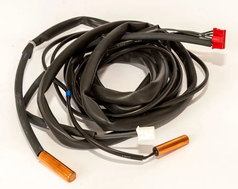 Kabelbaum von Daikin mit mehreren schwarzen Leitungen, zwei Kupferenden und einem roten sowie einem weißen Stecker.